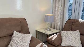 Apartment, 2 Bedrooms, Smoking, Balcony | Living room