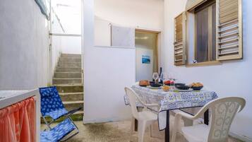 House, 2 Bedrooms, Smoking, Balcony | Outdoor dining