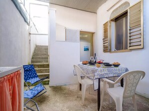 House, 2 Bedrooms, Smoking, Balcony | Dining