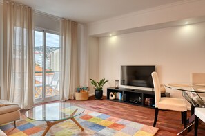 Fernseher, Netflix, DVD-Player, Streaming-Dienste