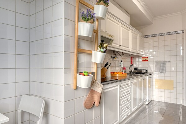 Fridge, microwave, oven, stovetop