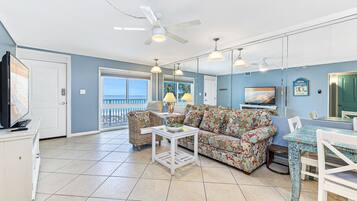 Comfort Condo, 2 Bedrooms, Ocean View, Beachfront | Living room