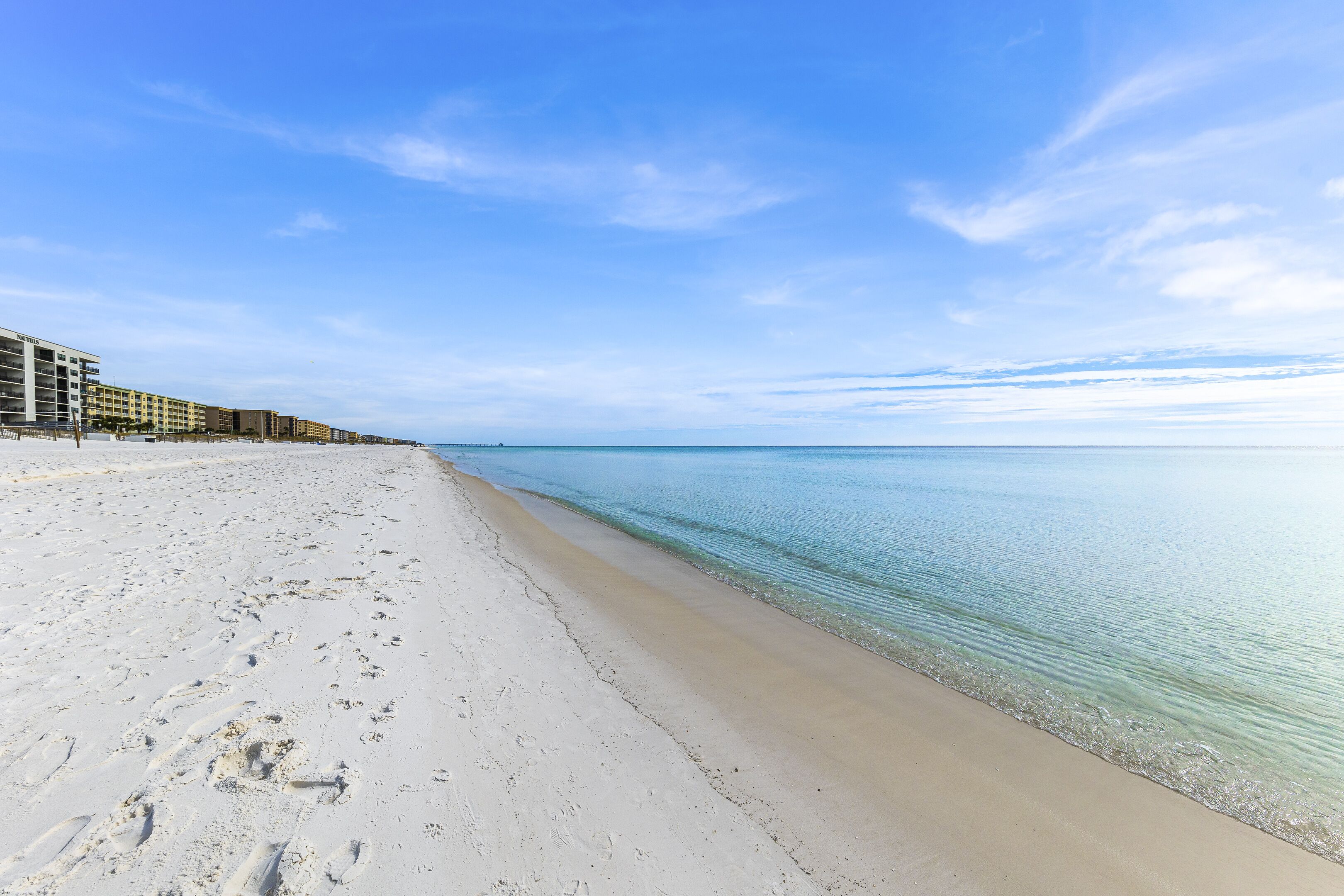 บนชายหาด, ทรายสีขาว