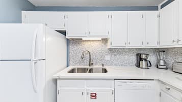 Comfort Condo, 2 Bedrooms, Ocean View, Beachfront | Private kitchen | Coffee/tea maker