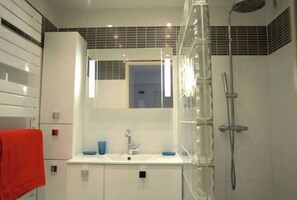 Shower, free toiletries, hair dryer, towels