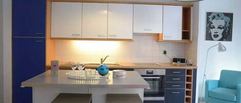 Een koelkast, een microgolfoven, een oven, een kookplaat