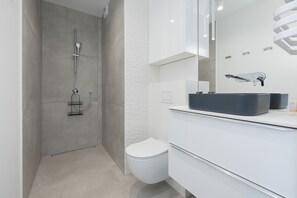 Douche, serviettes fournies, savon, shampoing