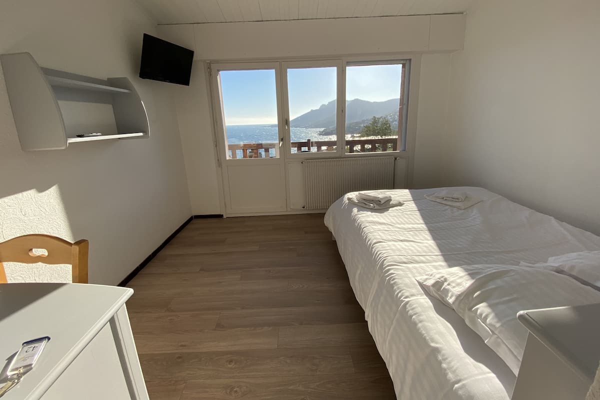 Basic Double Room | 2 bedrooms, bed sheets