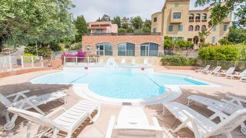 Een seizoensgebonden buitenzwembad