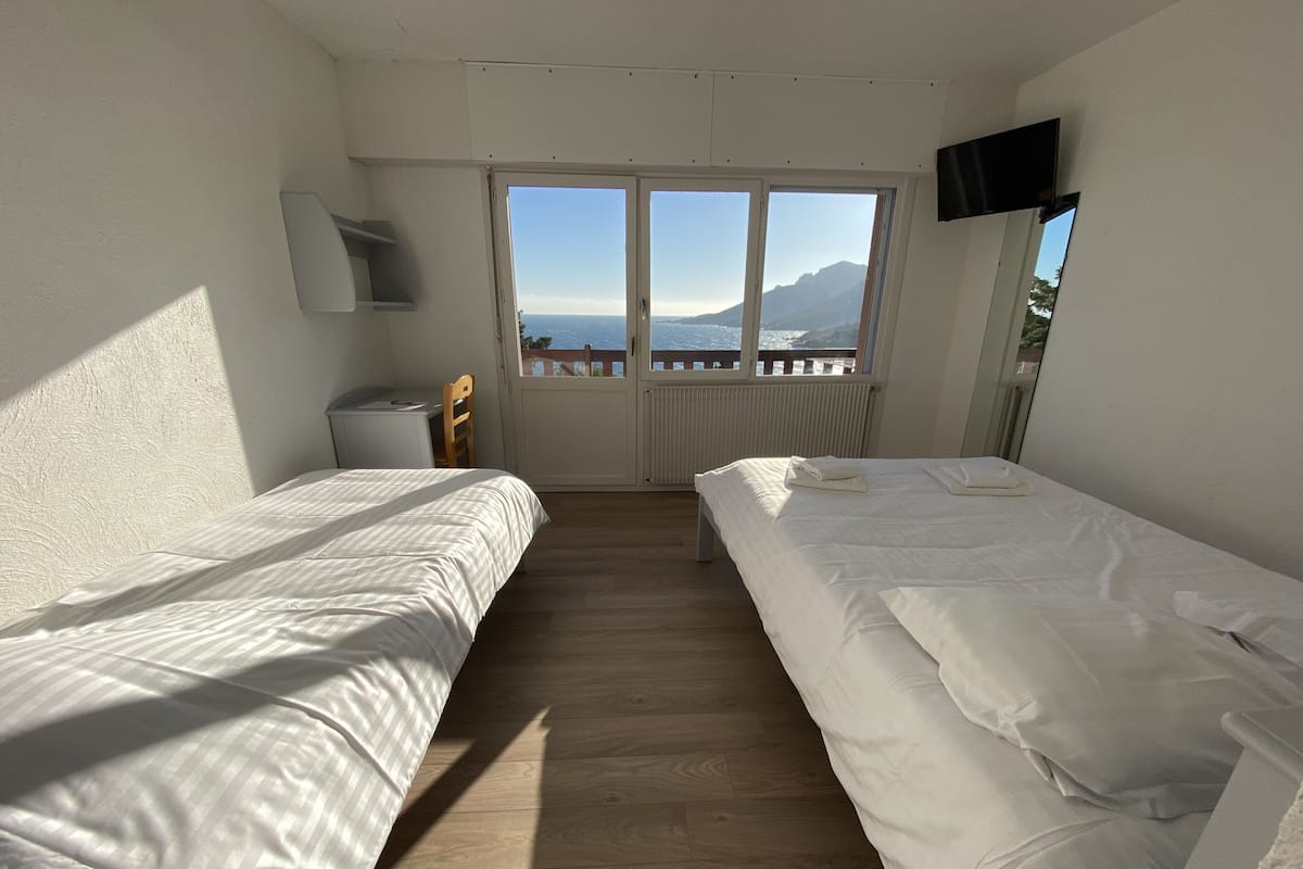Basic Twin Room | 2 bedrooms, bed sheets