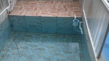 Badewanne, Haartrockner, Handtücher, Seife