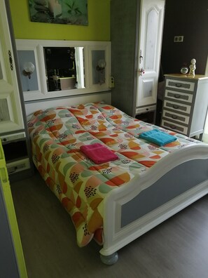 4 bedrooms, desk, iron/ironing board, free WiFi