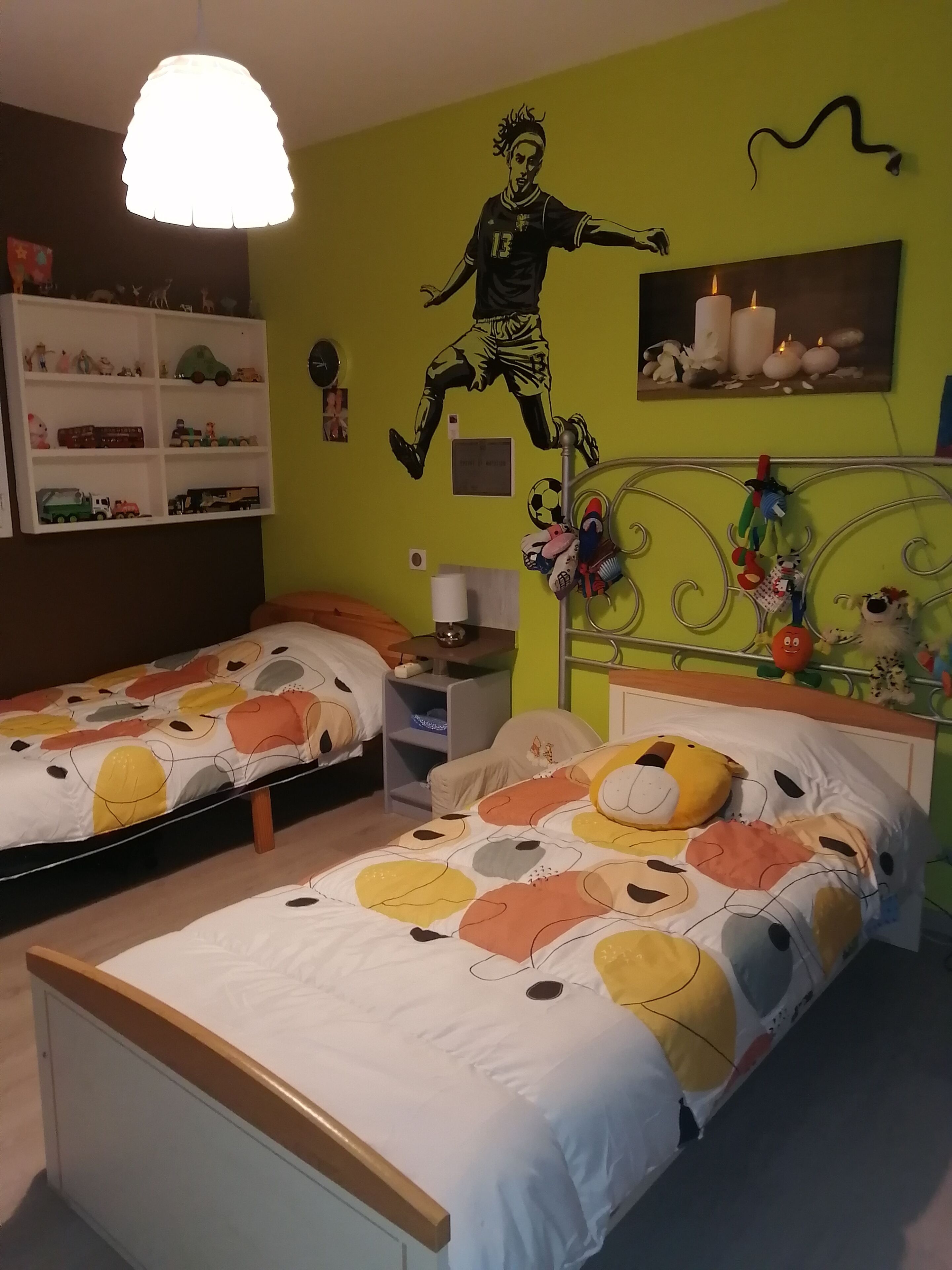 3 chambres, bureau, fer et planche à repasser, lit parapluie