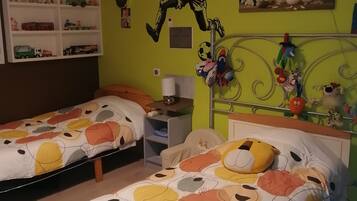 3 chambres, bureau, fer et planche à repasser, lit parapluie