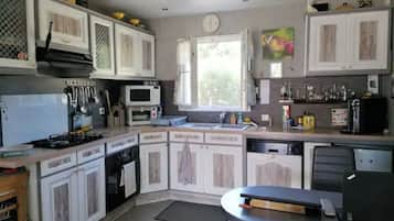 Frigorífico, microondas, horno y placa de cocina