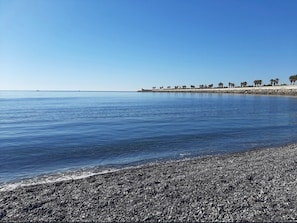 Nær stranden og solsenger