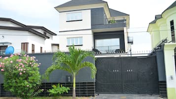 Vista frontal de la propiedad