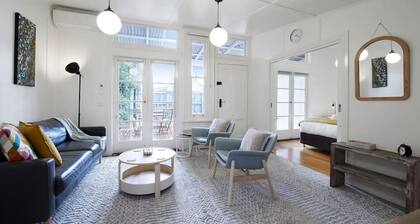 Brunswick Hideaway (A Gem in Brunswick)