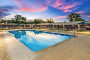 Una piscina al aire libre