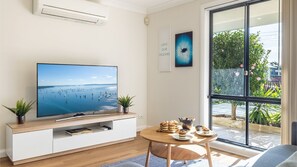 Smart TV - Akoya House 122 Tomaree Rd Pet friendly linen air conditioning WiFi and boat parking (Shoal Bay)