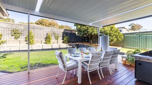 Outdoor dining - Akoya House 122 Tomaree Rd Pet friendly linen air conditioning WiFi and boat parking (Shoal Bay)