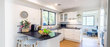 Kjøleskap, mikrobølgeovn, ovn og kokeplater