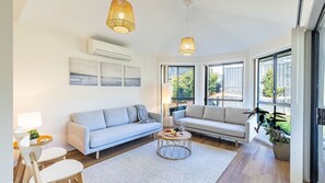 Smart TV - Akoya House 122 Tomaree Rd Pet friendly linen air conditioning WiFi and boat parking (Shoal Bay)