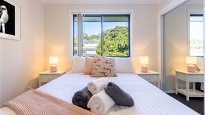 4 bedrooms, iron/ironing board, travel cot, free WiFi - Akoya House 122 Tomaree Rd Pet friendly linen air conditioning WiFi and boat parking (Shoal Bay)