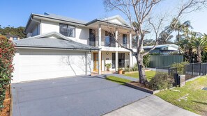 Exterior - Akoya House 122 Tomaree Rd Pet friendly linen air conditioning WiFi and boat parking (Shoal Bay)