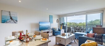 Ocean Shores, 5 27 Weatherly Close - waterfront unit with views to Shoal Bay and wifi