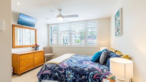 2 bedrooms, travel cot, free WiFi, bed sheets - Ocean Shores, 5 27 Weatherly Close - waterfront unit with views to Shoal Bay and wifi (Nelson Bay)