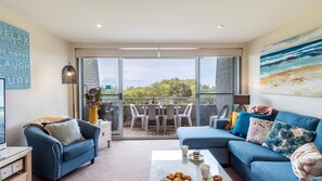 Smart TV - Ocean Shores, 5 27 Weatherly Close - waterfront unit with views to Shoal Bay and wifi (Nelson Bay)