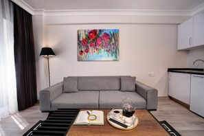 Suite Deluxe | Sala d'estar | Televisor intel·ligent de 130 polzades amb canals per satèl·lit 