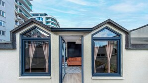 A modern apartment with a balcony, a small entryway, and a view of the sky. - Etiz Hotels & Residences (Istanbul)