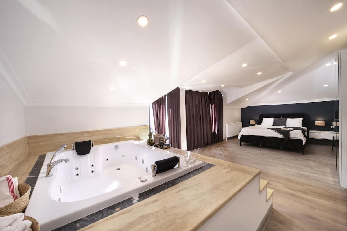 Chambre Lune de Miel | Baignoire à jets