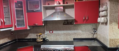 Jääkaappi, uuni, vedenkeitin, tehosekoitin