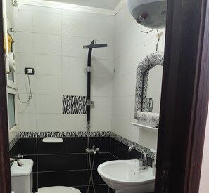 Duschwanne, Seife, Toilettenpapier