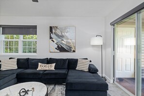 Una Smart TV, una chimenea, un futbolín, una mesa de tenis de mesa