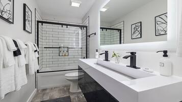 Combined shower/tub, hair dryer, towels