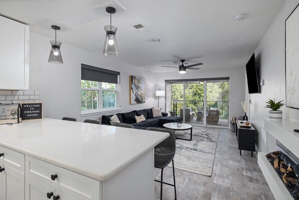 Smart TV, fireplace, table football, ping pong - Modern Luxury - Hideaway Haven Dog Friendly! (Branson)