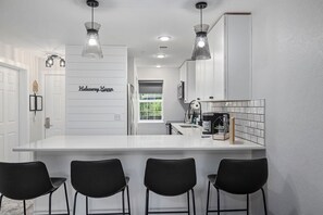 Fridge, microwave, oven, stovetop - Modern Luxury - Hideaway Haven Dog Friendly! (Branson)