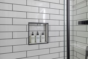 Ensemble douche/baignoire, sèche-cheveux, serviettes fournies