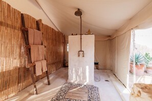ラグジュアリー テント キングベッド 1 台 | バスルーム | シャワー、バスアメニティ (無料)、タオル、石鹸