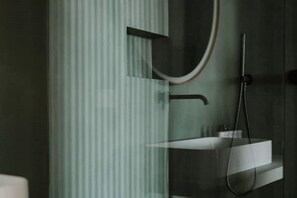 Shower, eco-friendly toiletries, hair dryer, towels - Loft Oberhalb von Meran mit Aussichtsterrasse (Trentino-Alto Adige)