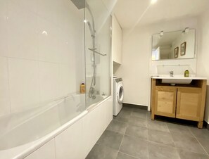 Baignoire, sèche-cheveux, savon, papier toilette