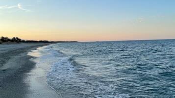 Vlak bij het strand, ligstoelen