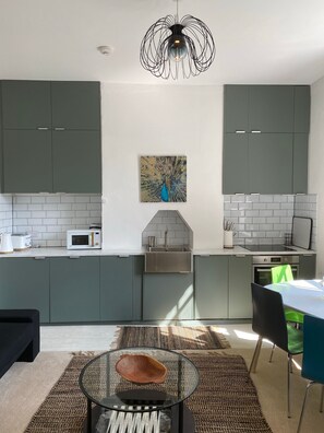 Fridge, microwave, oven, stovetop - Lovely Victorian Conversion in West Greenwich (London)