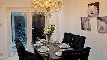 House | In-room dining