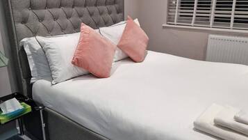 House | 4 bedrooms, iron/ironing board, bed sheets
