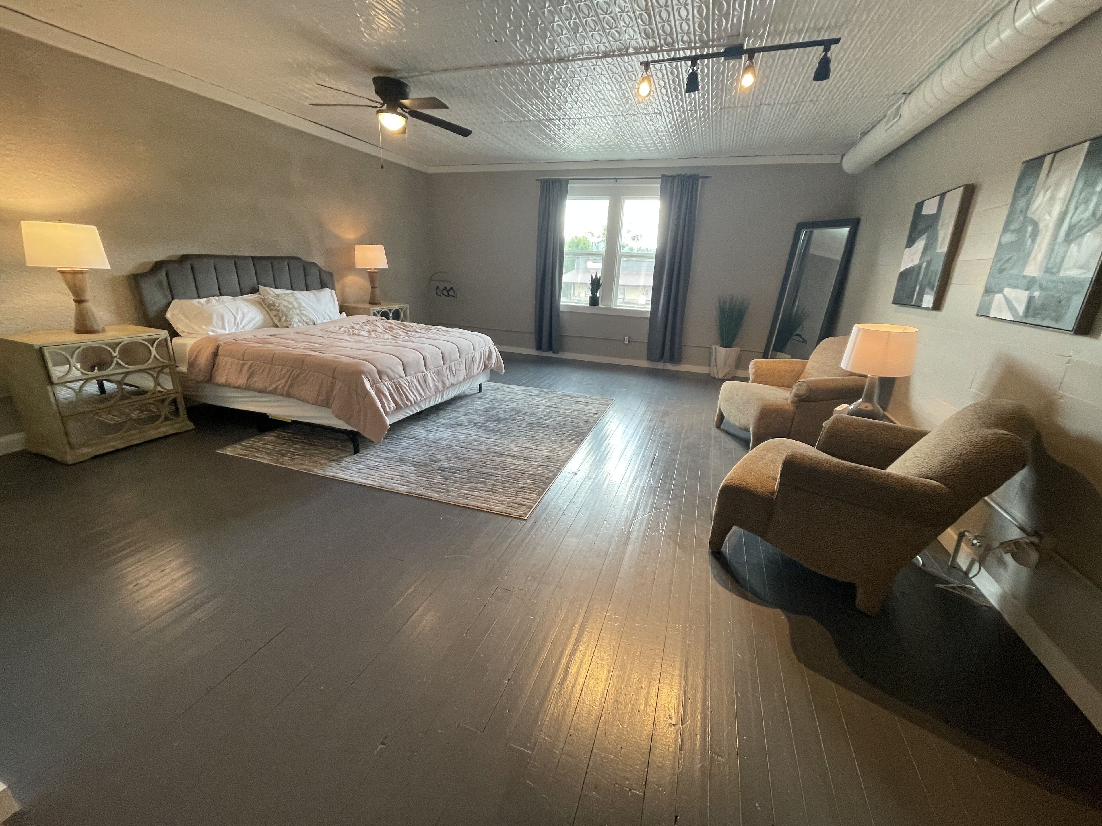 Lovely one bedroom loft with dedicated workspace